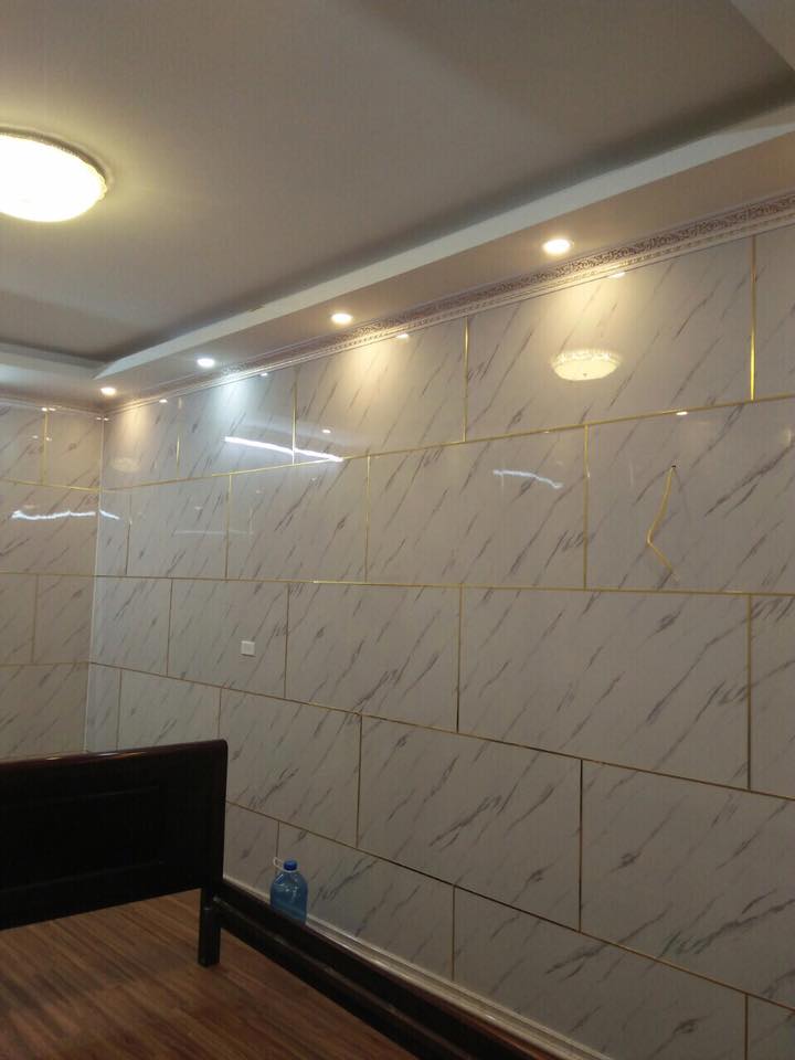 Bề mặt tường hoàn thiện tấm ốp pvc giả đá – trắng vân mây .