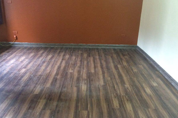 Sàn nhựa giả gỗ tối màu trong không gian nội thất