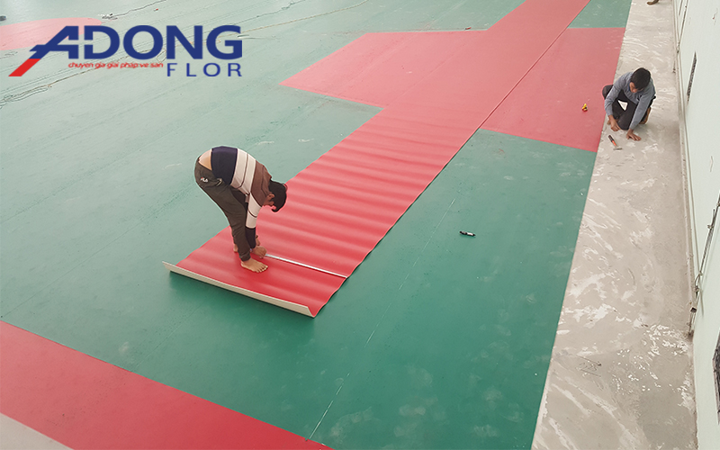 Thi công sàn vinyl thể thao trên nền bê tông láng phẳng và nhẵn