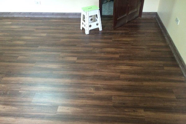 Sàn nhựa giả gỗ tối màu trong không gian nội thất